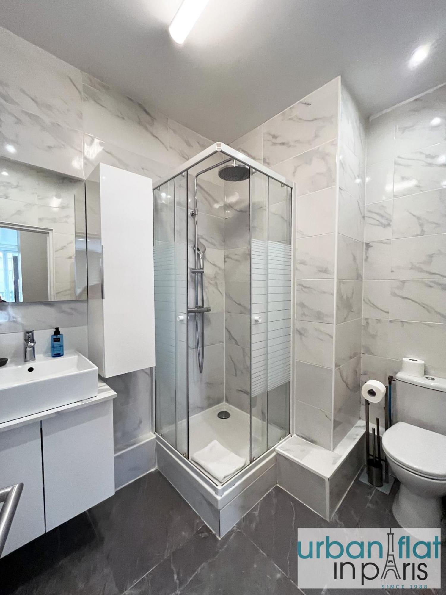 23 - Charming Parisian Flat In * Parijs